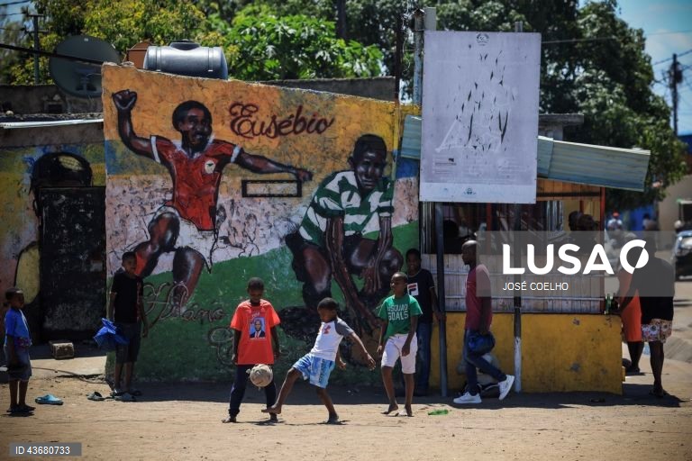 Crianças jogam futebol na rua do Bairro da Mafalala, Maputo, 05 de outubro de 2024. Alguns dos moradores do histórico bairro da Mafalala, na capital moçambicana, lamentam as promessas de desenvolvimento por cumprir e o combate que está por fazer ao desemprego e ao tráfico e consumo de droga. Hoje cumpre-se o último dia da campanha eleitoral das eleições gerais agendadas para quarta-feira.(ACOMPANHA TEXTO DO DIA 06 DE OUTUBRO DE 2024).  JOSÉ COELHO/LUSA
