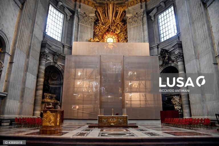 Trabalhos de restauro do Baldaquino de São Pedro e da Cadeira de São Pedro no Vaticano