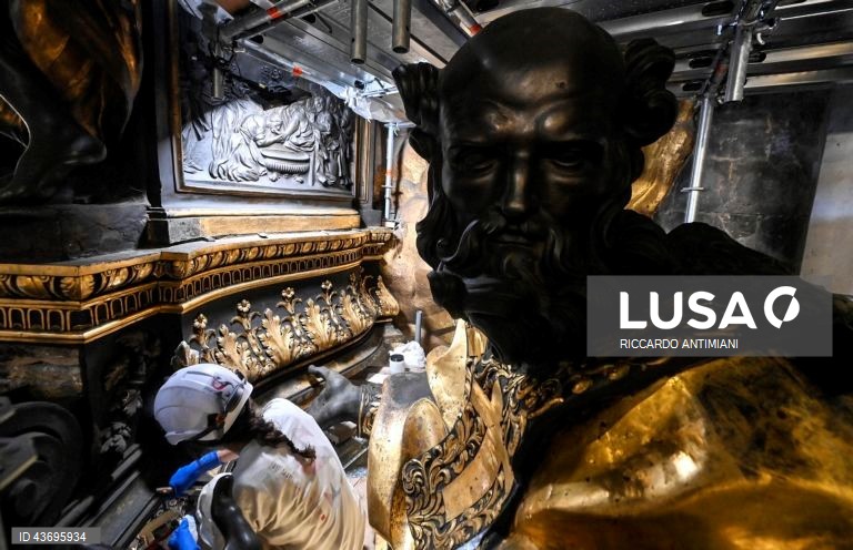 Trabalhos de restauro do Baldaquino de São Pedro e da Cadeira de São Pedro no Vaticano