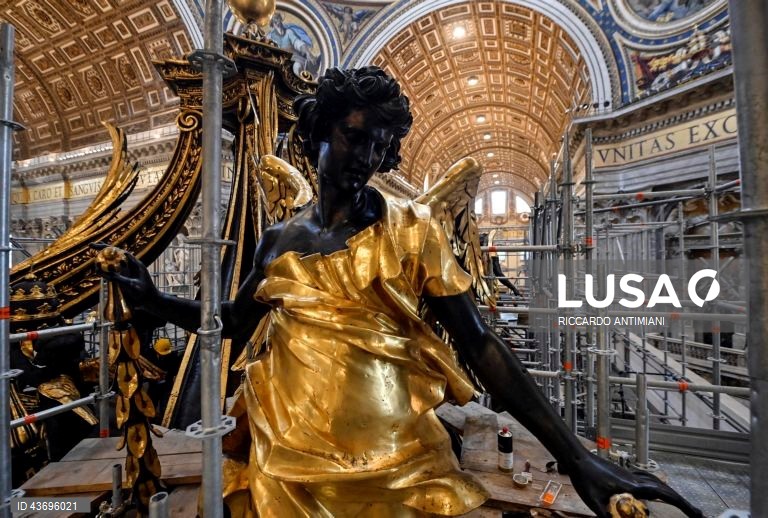 Trabalhos de restauro do Baldaquino de São Pedro e da Cadeira de São Pedro no Vaticano