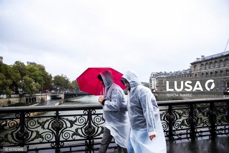 França em estado de alerta devido à tempestade Kirk que se desloca pela Europa