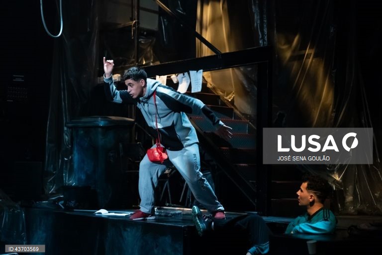 Ensaio de imprensa da peça "Class Enemy", um espetáculo do dramaturgo inglês Nigel Williams, escrito em 1978, é uma chamada de atenção para os movimentos anarquistas e para os desequilíbrios sociais vividos nas escolas, com encenação de Teresa Sobral e interpretação de David Esteves, Guilherme Moura, João Craveiro, Miguel Amorim, Marco Mendonça, Tomás Barroso, Vicente Wallenstein, Hernâni Faustino (músico) e Miguel Sobral Curado (músico) no Teatro de São Luiz, em Lisboa, 09 de outubro de 2024....