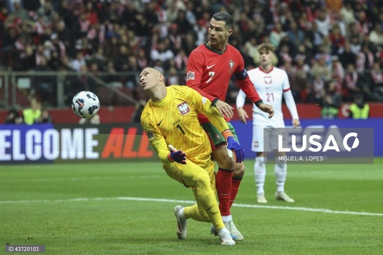 O guarda-redes da seleção da Polónia Lukasz Skorupski (E), disputa a bola com o jogador da seleção de Portugal Cristiano Ronaldo (C), durante o jogo da Fase de Grupos - Grupo 1 - da Liga das Nações da UEFA, Polónia vs Portugal, no Estádio Narodowy, em Varsóvia, Polónia, 12 de outubro de 2024. MIGUEL A. LOPES/LUSA