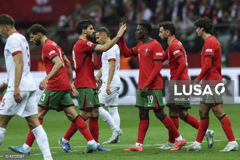 Os jogadores da seleção de Portugal festejam o autogolo (1-3) do jogador da seleção da Polónia, Jan Bednarek (ausente da fotografia), durante o jogo da Fase de Grupos - Grupo 1 - da Liga das Nações da UEFA, Polónia vs Portugal, no Estádio Narodowy, em Varsóvia, Polónia, 12 de outubro de 2024. MIGUEL A. LOPES/LUSA