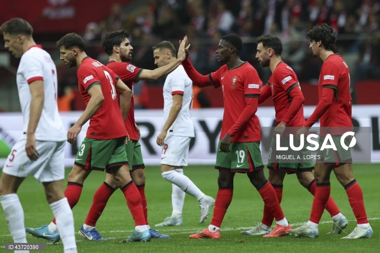 Os jogadores da seleção de Portugal festejam o autogolo (1-3) do jogador da seleção da Polónia, Jan Bednarek (ausente da fotografia), durante o jogo da Fase de Grupos - Grupo 1 - da Liga das Nações da UEFA, Polónia vs Portugal, no Estádio Narodowy, em Varsóvia, Polónia, 12 de outubro de 2024. MIGUEL A. LOPES/LUSA