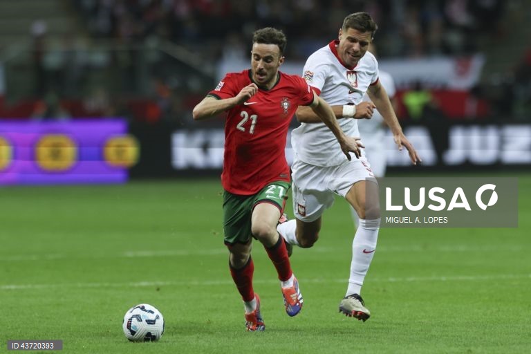 O jogador da seleção da Polónia Jan Bednarek (D), disputa a bola com o jogador da seleção de Portugal Diogo Jota (E), durante o jogo da Fase de Grupos - Grupo 1 - da Liga das Nações da UEFA, Polónia vs Portugal, no Estádio Narodowy, em Varsóvia, Polónia, 12 de outubro de 2024. MIGUEL A. LOPES/LUSA