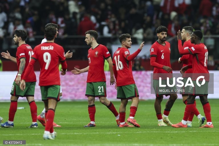 Os jogadores da seleção de Portugal festejam a vitória por 1-3, no final do jogo da Fase de Grupos - Grupo 1 - da Liga das Nações da UEFA, Polónia vs Portugal, no Estádio Narodowy, em Varsóvia, Polónia, 12 de outubro de 2024. MIGUEL A. LOPES/LUSA