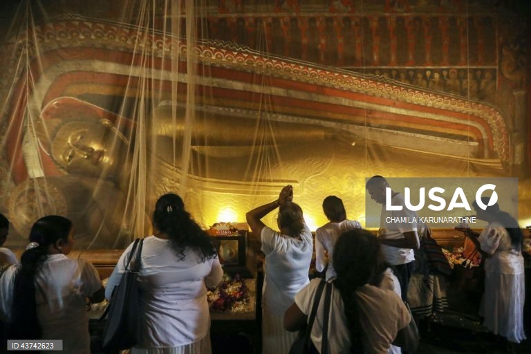 Sri Lanka: Fiéis budistas realizam rituais no dia de lua cheia em Colombo