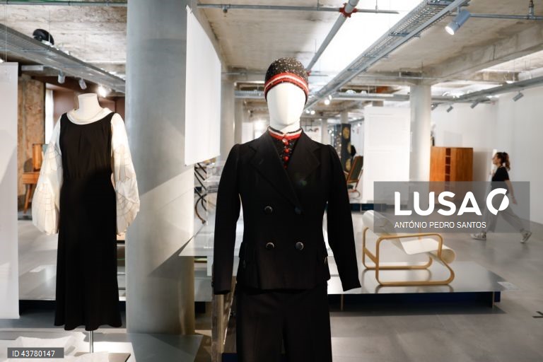 Visita de imprensa à exposição "Para que servem as coisas?", no Museu do Design (MUDE), em Lisboa, 23 de outubro de 2024. Nesta exposição, que inaugura dia 24 de outubro, é possível conhecer a diversidade do acervo do MUDE, que inclui peças de design de produto, moda e gráfico, materiais de cena e joalharia contemporânea, de autores de diferentes gerações e proveniências. ANTÓNIO PEDRO SANTOS/LUSA