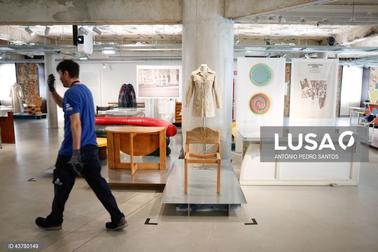 Visita de imprensa à exposição "Para que servem as coisas?", no Museu do Design (MUDE), em Lisboa, 23 de outubro de 2024. Nesta exposição, que inaugura dia 24 de outubro, é possível conhecer a diversidade do acervo do MUDE, que inclui peças de design de produto, moda e gráfico, materiais de cena e joalharia contemporânea, de autores de diferentes gerações e proveniências. ANTÓNIO PEDRO SANTOS/LUSA