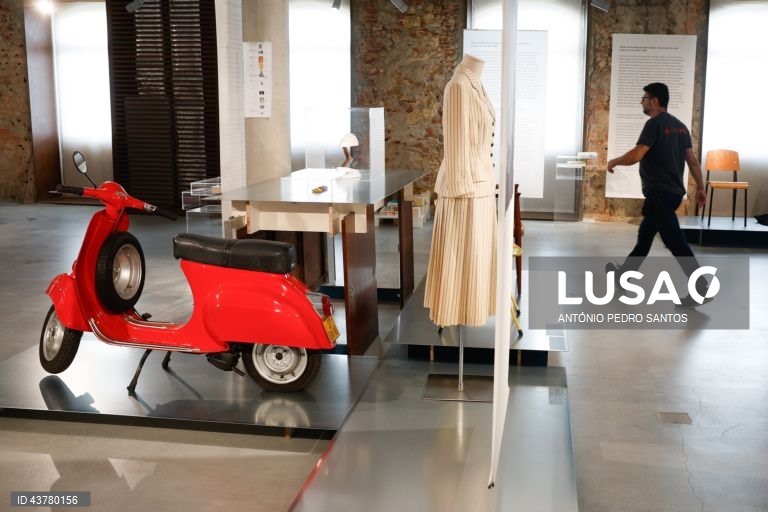 Visita de imprensa à exposição "Para que servem as coisas?", no Museu do Design (MUDE), em Lisboa, 23 de outubro de 2024. Nesta exposição, que inaugura dia 24 de outubro, é possível conhecer a diversidade do acervo do MUDE, que inclui peças de design de produto, moda e gráfico, materiais de cena e joalharia contemporânea, de autores de diferentes gerações e proveniências. ANTÓNIO PEDRO SANTOS/LUSA