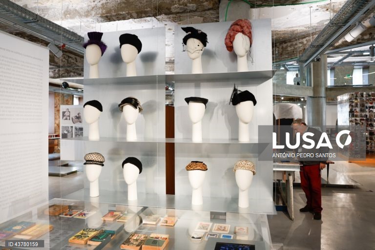 Visita de imprensa à exposição "Para que servem as coisas?", no Museu do Design (MUDE), em Lisboa, 23 de outubro de 2024. Nesta exposição, que inaugura dia 24 de outubro, é possível conhecer a diversidade do acervo do MUDE, que inclui peças de design de produto, moda e gráfico, materiais de cena e joalharia contemporânea, de autores de diferentes gerações e proveniências. ANTÓNIO PEDRO SANTOS/LUSA