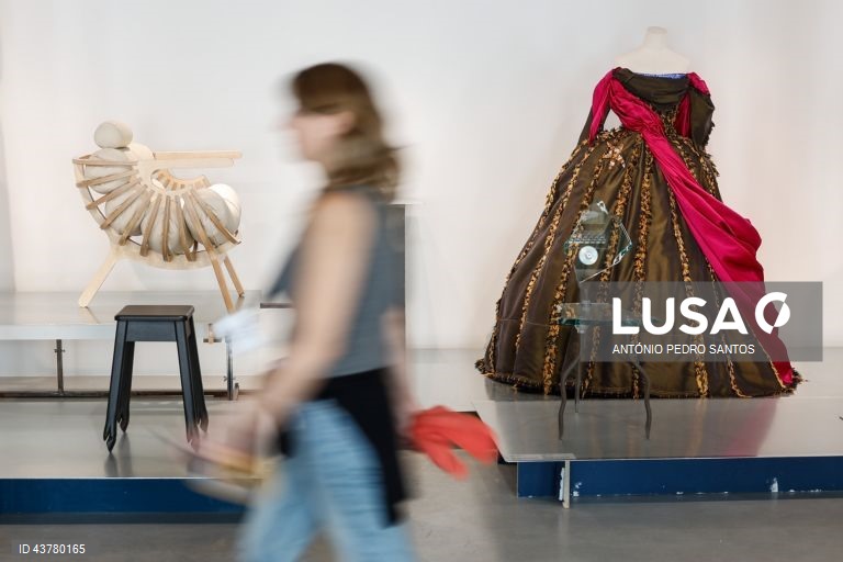 Visita de imprensa à exposição "Para que servem as coisas?", no Museu do Design (MUDE), em Lisboa, 23 de outubro de 2024. Nesta exposição, que inaugura dia 24 de outubro, é possível conhecer a diversidade do acervo do MUDE, que inclui peças de design de produto, moda e gráfico, materiais de cena e joalharia contemporânea, de autores de diferentes gerações e proveniências. ANTÓNIO PEDRO SANTOS/LUSA