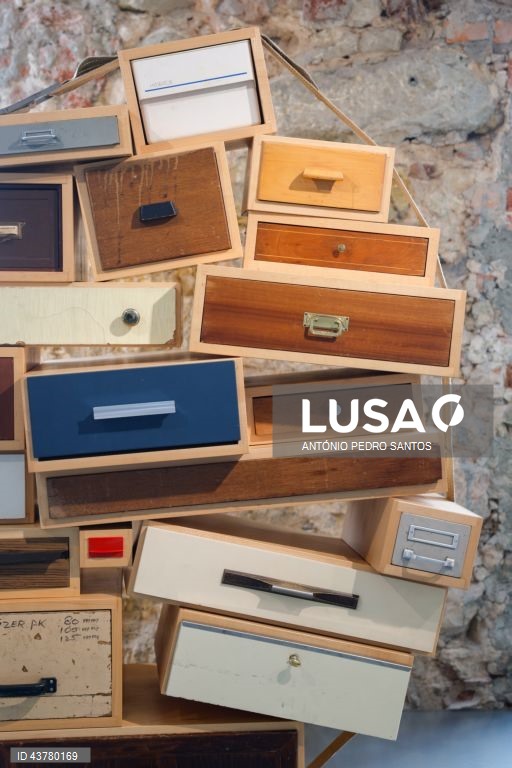 Visita de imprensa à exposição "Para que servem as coisas?", no Museu do Design (MUDE), em Lisboa, 23 de outubro de 2024. Nesta exposição, que inaugura dia 24 de outubro, é possível conhecer a diversidade do acervo do MUDE, que inclui peças de design de produto, moda e gráfico, materiais de cena e joalharia contemporânea, de autores de diferentes gerações e proveniências. ANTÓNIO PEDRO SANTOS/LUSA