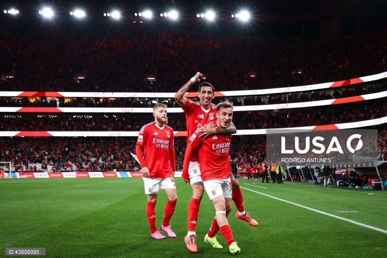  O Benfica venceu hoje o Rio Ave por 5-0 em jogo da nona jornada da liga portuguesa de futebol, somou a quarta vitória consecutiva na I Liga de futebol e ‘lambeu as feridas’ da derrota europeia a meio da semana, frente ao Feyenoord.