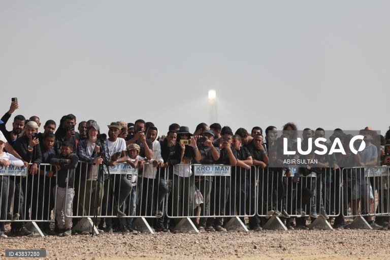 Israel: primeira corrida oficial de camelos beduínos no deserto do Negev