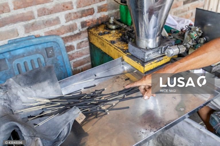 Indonésia: Fabrico artesanal de paus de incenso na Ilha de Bali