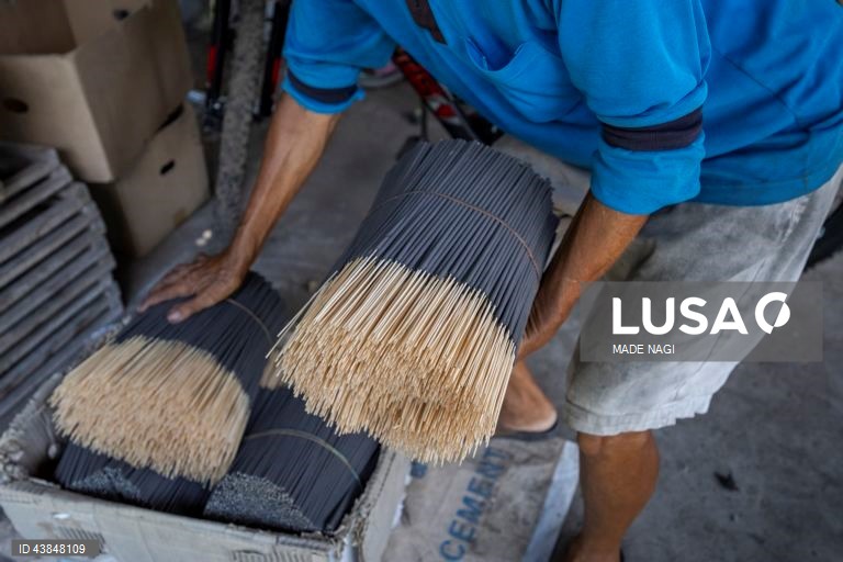 Indonésia: Fabrico artesanal de paus de incenso na Ilha de Bali