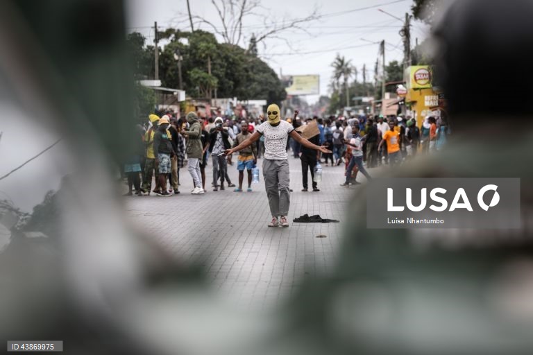 Demonstrators in the streets of Maputo on the last day of a week-long strike called by the Optimist Party for the Development of Mozambique (Podemos, extra-parliamentary), which came second in the general elections on October 9, with 20.32%, but claims not to recognize these results, which still have to be validated and proclaimed by the Constitutional Council, 07 November 2024. LUISA NHANTUMBO / LUSA
