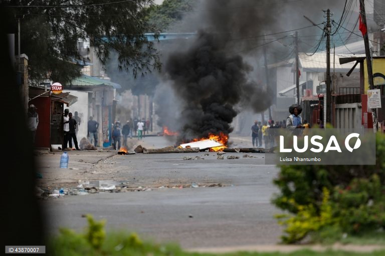 Demonstrators in the streets of Maputo on the last day of a week-long strike called by the Optimist Party for the Development of Mozambique (Podemos, extra-parliamentary), which came second in the general elections on October 9, with 20.32%, but claims not to recognize these results, which still have to be validated and proclaimed by the Constitutional Council, 07 November 2024. LUISA NHANTUMBO / LUSA
