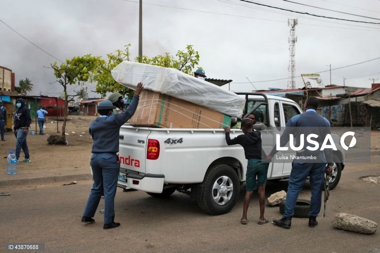 Police recover stolen goods after protesters looted a supermarket in central Maputo, during a strike called by the Optimist Party for the Development of Mozambique (Podemos) in Maputo, Mozambique, 07 November 2024. According to the Constitutional Council, the Optimist Party for the Development of Mozambique (Podemos) came in second with 20 percent of the votes in the general election, that was held on 09 October 2024. The election results, announced on 24 October 2024 by the Constitutional...