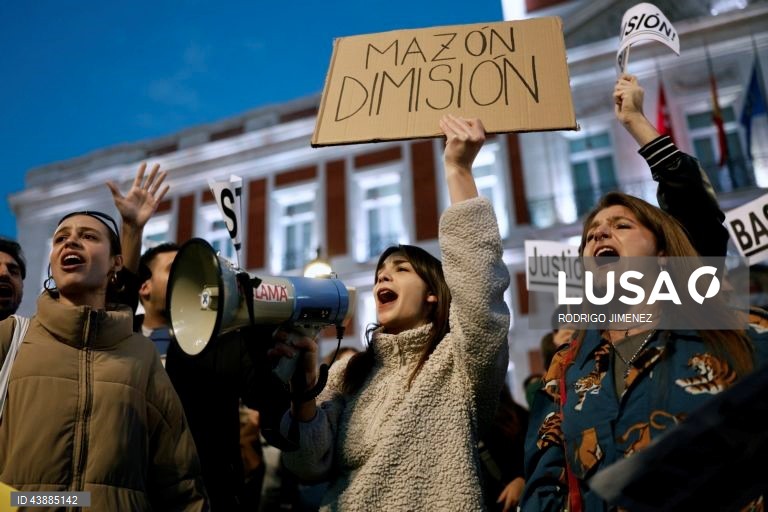 Espanha: Manifestações contra as autoridades depois das inundações de Valência