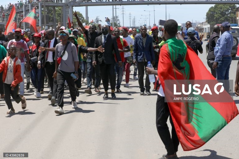 Ativistas pela paz participam na marcha da cidadania "Por uma Angola Livre da Fome", que contou com presença militantes e simpatizante da Frente Patriótica Unida (FPU), e da Casa-Ce, em Luanda, Angola, 23 de novembro de 2024. AMPE ROGÉRIO/LUSA