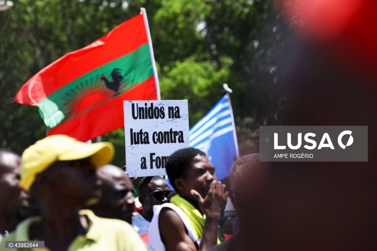 Ativistas pela paz participam na marcha da cidadania "Por uma Angola Livre da Fome", que contou com presença militantes e simpatizante da Frente Patriótica Unida (FPU), e da Casa-Ce, em Luanda, Angola, 23 de novembro de 2024. AMPE ROGÉRIO/LUSA