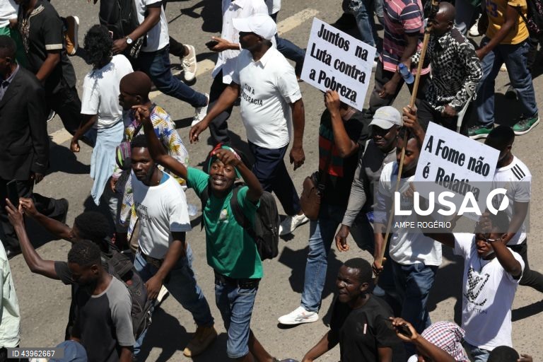 Ativistas pela paz participam na marcha da cidadania "Por uma Angola Livre da Fome", que contou com presença militantes e simpatizante da Frente Patriótica Unida (FPU), e da Casa-Ce, em Luanda, Angola, 23 de novembro de 2024. AMPE ROGÉRIO/LUSA