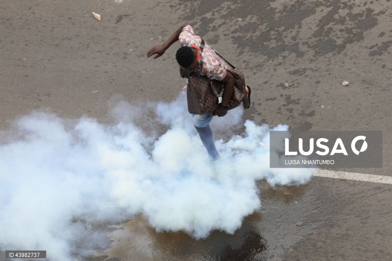 Moçambique/Eleições: Manifestantes bloqueiam avenidas no centro de Maputo 