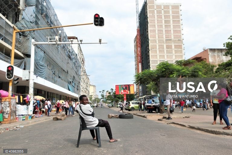 Moçambique/Eleições: Manifestantes bloqueiam avenidas no centro de Maputo 