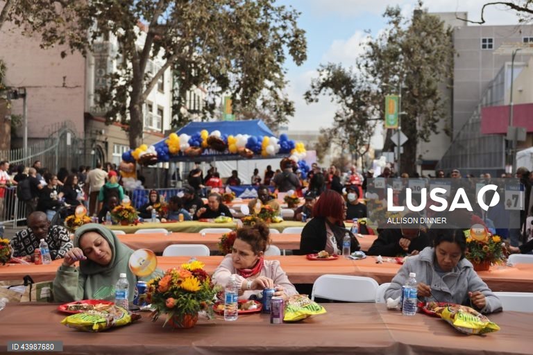 EUA: Missionários oferecem refeições quentes a sem-abrigo de Los Angeles do Dia de Ação de Graças