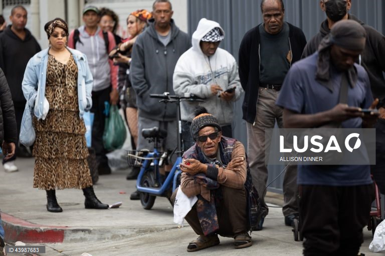 EUA: Missionários oferecem refeições quentes a sem-abrigo de Los Angeles do Dia de Ação de Graças
