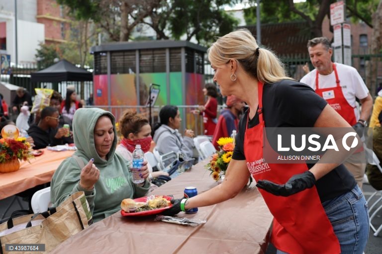 EUA: Missionários oferecem refeições quentes a sem-abrigo de Los Angeles do Dia de Ação de Graças