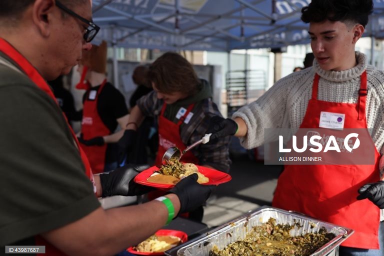 EUA: Missionários oferecem refeições quentes a sem-abrigo de Los Angeles do Dia de Ação de Graças