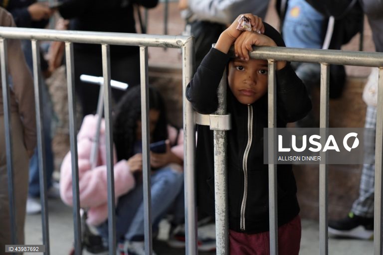 EUA: Missionários oferecem refeições quentes a sem-abrigo de Los Angeles do Dia de Ação de Graças