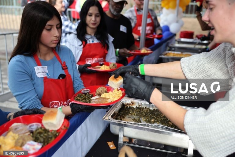 EUA: Missionários oferecem refeições quentes a sem-abrigo de Los Angeles do Dia de Ação de Graças