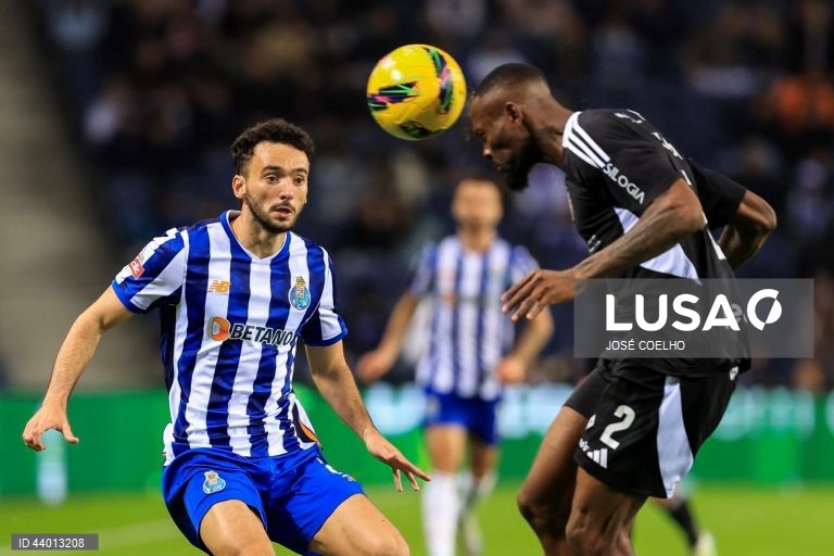 O FC Porto colocou-se hoje a três pontos do líder Sporting, ao vencer por 2-0 na receção ao Casa Pia, mantendo-se 100% vitorioso em casa, em encontro da 12.ª jornada da I Liga portuguesa de futebol.