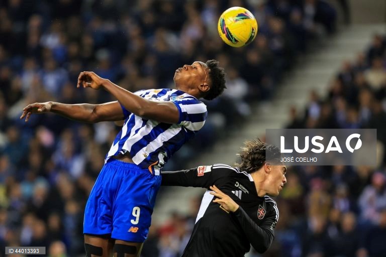 O FC Porto colocou-se hoje a três pontos do líder Sporting, ao vencer por 2-0 na receção ao Casa Pia, mantendo-se 100% vitorioso em casa, em encontro da 12.ª jornada da I Liga portuguesa de futebol.