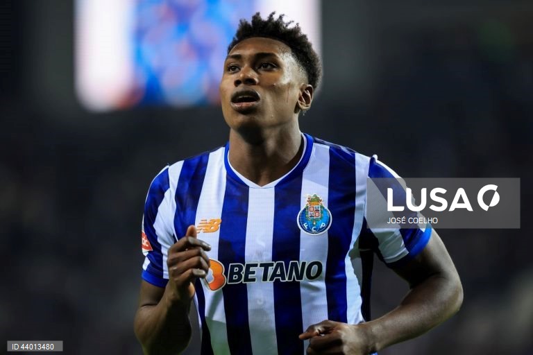 O FC Porto colocou-se hoje a três pontos do líder Sporting, ao vencer por 2-0 na receção ao Casa Pia, mantendo-se 100% vitorioso em casa, em encontro da 12.ª jornada da I Liga portuguesa de futebol.