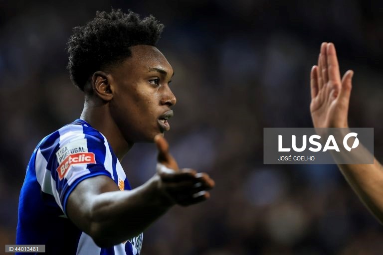 O FC Porto colocou-se hoje a três pontos do líder Sporting, ao vencer por 2-0 na receção ao Casa Pia, mantendo-se 100% vitorioso em casa, em encontro da 12.ª jornada da I Liga portuguesa de futebol.