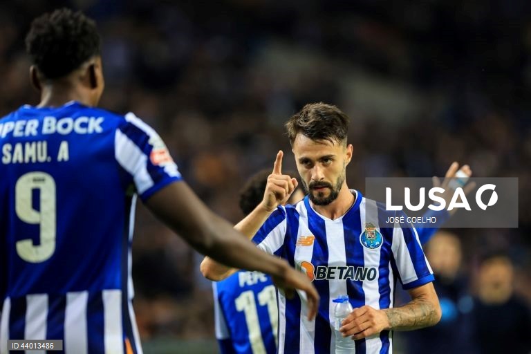 O FC Porto colocou-se hoje a três pontos do líder Sporting, ao vencer por 2-0 na receção ao Casa Pia, mantendo-se 100% vitorioso em casa, em encontro da 12.ª jornada da I Liga portuguesa de futebol.