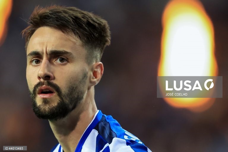 O FC Porto colocou-se hoje a três pontos do líder Sporting, ao vencer por 2-0 na receção ao Casa Pia, mantendo-se 100% vitorioso em casa, em encontro da 12.ª jornada da I Liga portuguesa de futebol.