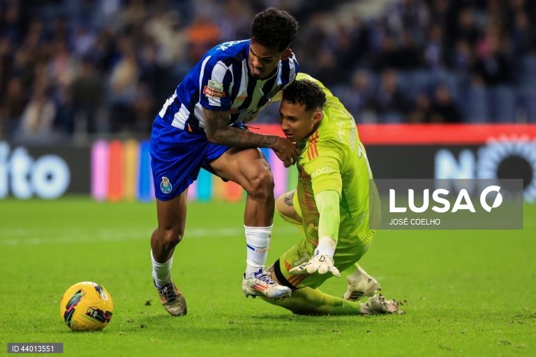O FC Porto colocou-se hoje a três pontos do líder Sporting, ao vencer por 2-0 na receção ao Casa Pia, mantendo-se 100% vitorioso em casa, em encontro da 12.ª jornada da I Liga portuguesa de futebol.