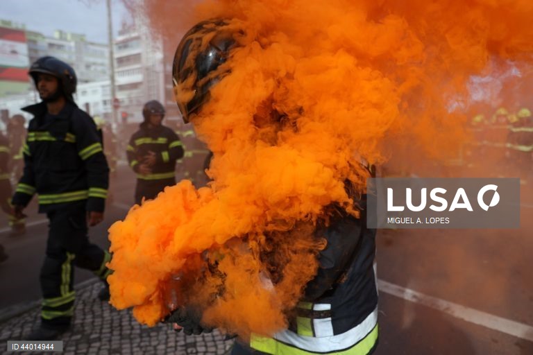 Bombeiros sapadores manifestam-se durante a marcha entre a avenida de Roma e o Campus XXI onde decorre a reunião entre o governo e os sindicatos representativos dos bombeiros para continuação da discusão da revisão da carreira de bombeiros sapadores. Lisboa, 3 de dezembro de 2024. MIGUEL A. LOPES/ LUSA