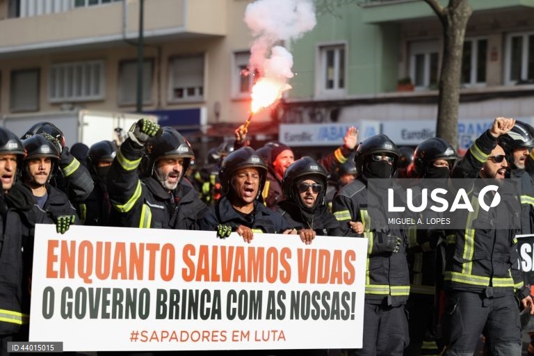 Bombeiros sapadores manifestam-se durante a marcha entre a avenida de Roma e o Campus XXI onde decorre a reunião entre o governo e os sindicatos representativos dos bombeiros para continuação da discusão da revisão da carreira de bombeiros sapadores. Lisboa, 3 de dezembro de 2024. MIGUEL A. LOPES/ LUSA