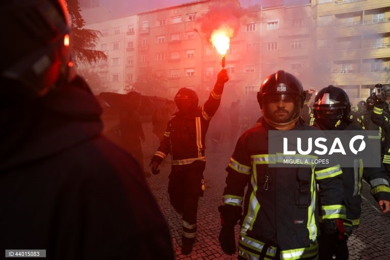Bombeiros sapadores manifestam-se durante a marcha entre a avenida de Roma e o Campus XXI onde decorre a reunião entre o governo e os sindicatos representativos dos bombeiros para continuação da discusão da revisão da carreira de bombeiros sapadores. Lisboa, 3 de dezembro de 2024. MIGUEL A. LOPES/ LUSA