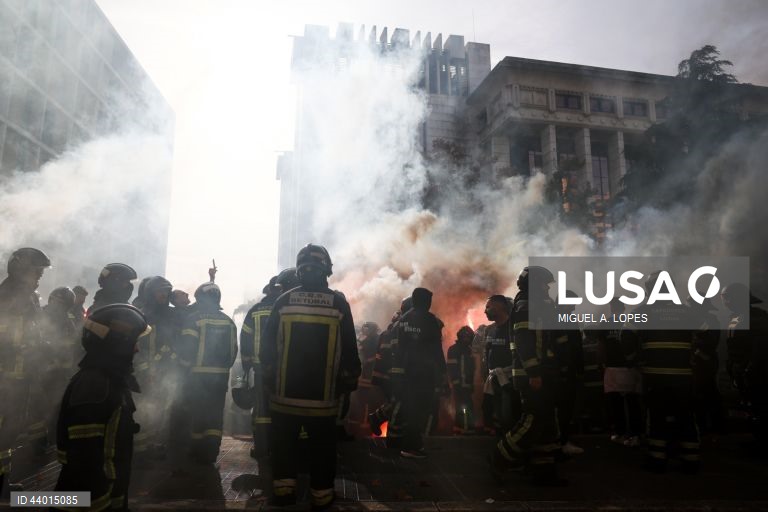 Bombeiros sapadores menifestam-se defronte do Campus XXI onde decorre a reunião entre o governo e os sindicatos representativos dos bombeiros para continuação da discusão da revisão da carreira de bombeiros sapadores. Lisboa, 3 de dezembro de 2024. MIGUEL A. LOPES/ LUSA