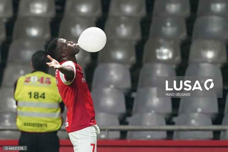 O jogador do Sporting de Braga, Bruma, festeja após marcar um golo contra o Estoril Praia durante o jogo da 13ª jornada da I Liga de futebol, realizado no estádio Municipal de Braga, 6 de dezembro de 2024. HUGO DELGADO/LUSA