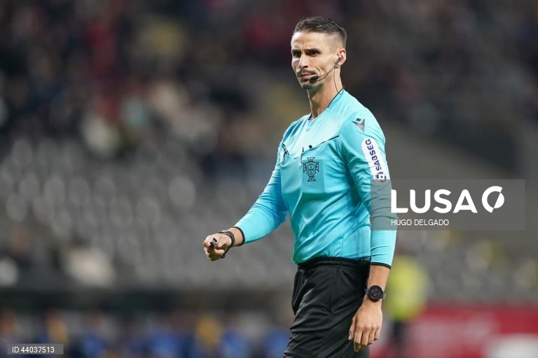 O árbitro Bruno Vieira, durante o jogo da 13ª jornada da I Liga de futebol entre o Sporting de Braga e o Estoril Praia, realizado no estádio Municipal de Braga, 6 de dezembro de 2024. HUGO DELGADO/LUSA